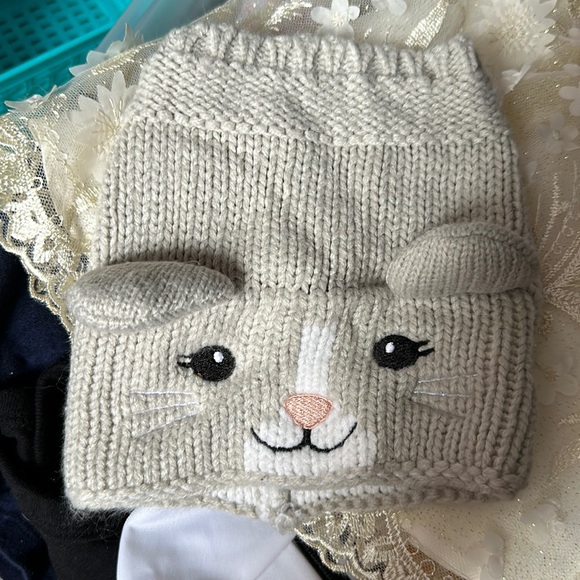 Toddler cable knitted winter beanie with a cat face and ears - Picture 2 of 5
